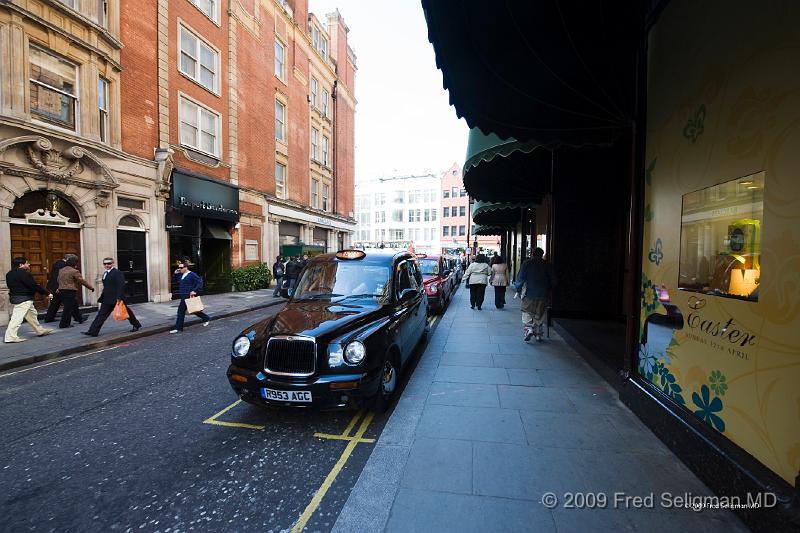 20090408_142805_D3 P1.jpg - London cabs outside Harrods